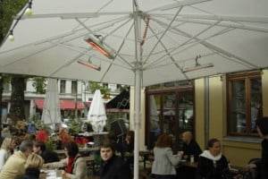 Infrarot-Heizstrahler Außenbereiche TERM 2000 IP67 unter einem Sonnenschirm