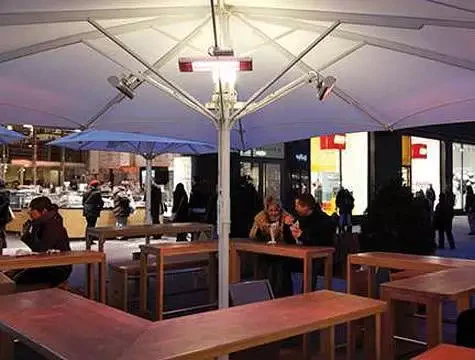 Infrarot-Heizstrahler Außenbereiche TERM 2000 IP67 unter einem Sonnenschirm