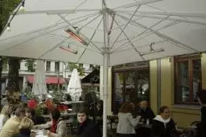 Infrarot-Heizstrahler Außenbereiche TERM 2000 IP67 unter einem Sonnenschirm